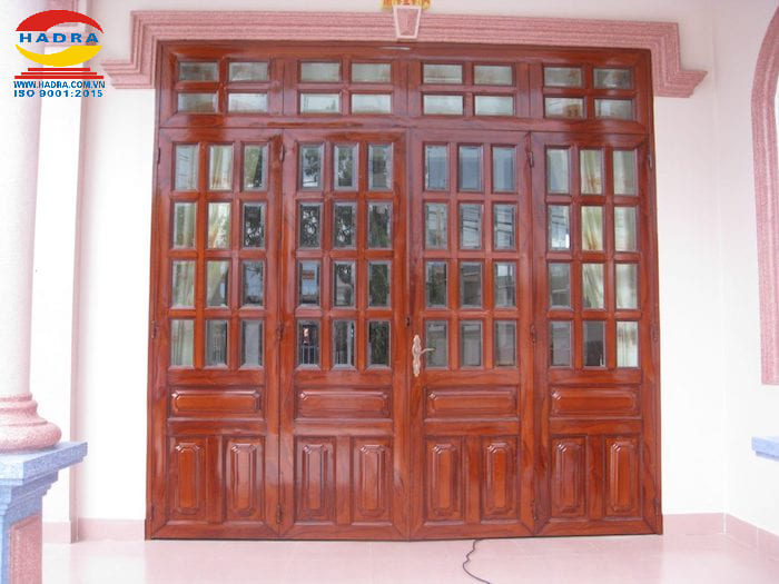 Tại sao bạn nên chọn mẫu cửa sắt vân gỗ 4 cánh cho cửa đi chính?